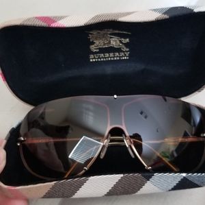Burberry Sunglasses with SHIELD STYLE FRAME.